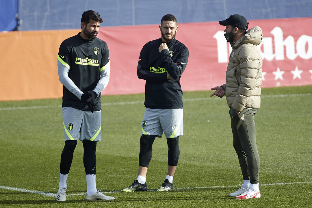 Diego Costa, junto a Koke y Simeone, en un entrenamiento del Atleti.