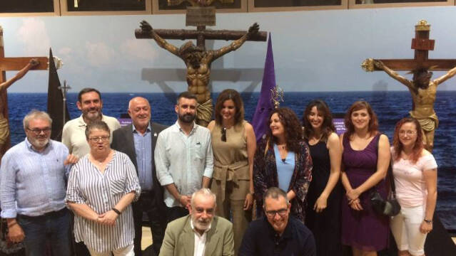 Sandra Gómez y otros concejales en la Semana Santa