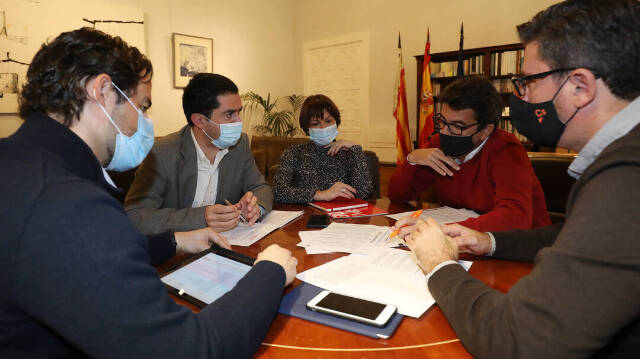 Un momento de la reunión entre los representantes del gobierno provincial de PP y Cs con el portavoz del PSOE 