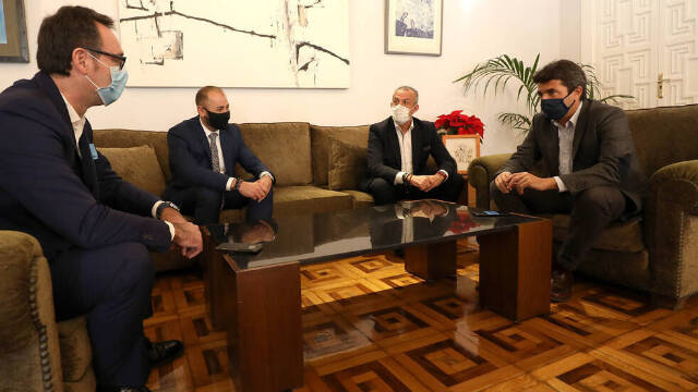 El presidente provincial, Carlos Mazón, reunido con representantes de CEV Alicante