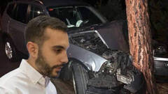 Mario Herrera, junto a su coche accidentado y abandonado