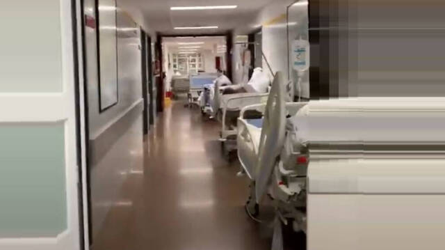 Camas en los pasillos en el Hospital de la Ribera de Alzira / FOTO: ESdiario