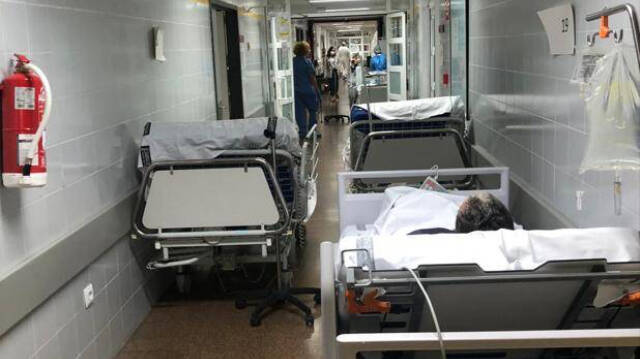 Pacientes en los pasillos en el Hospital de la Ribera de Alzira.