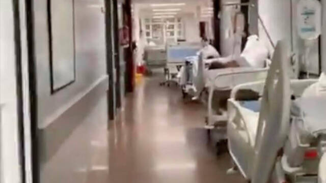 Hospital de la Ribera con pacientes en los pasillos