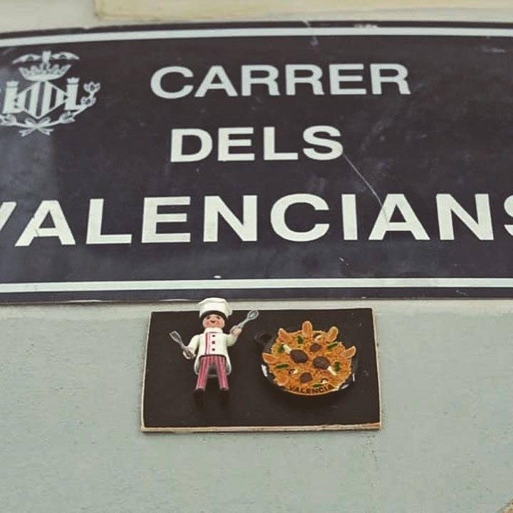 Clicks de Playmobil en las placas de las calles de Valencia 7