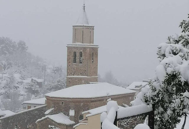 Cortes de Arenoso, en el Alt Millars, completamente nevado. 