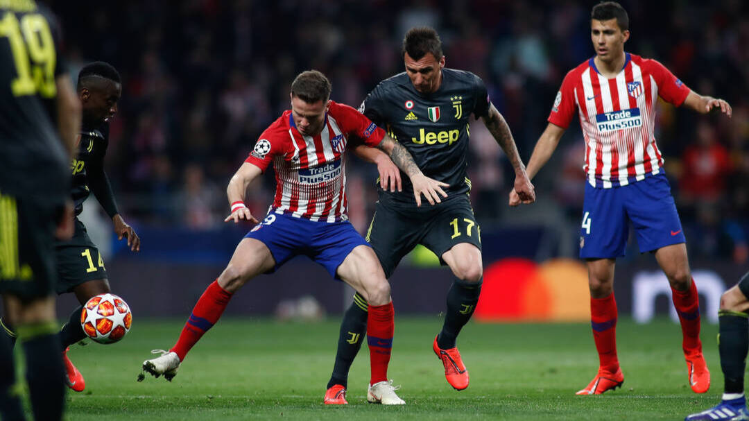 Mario Mandzukic, con la camiseta de la Juventus, jugando contra su exequipo, el Atlético de Madrid. 