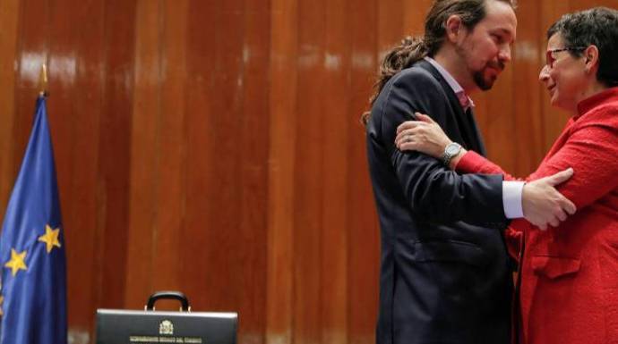 Pablo Iglesias abraza a la ministra de Exteriores en la toma de posesión de esta.