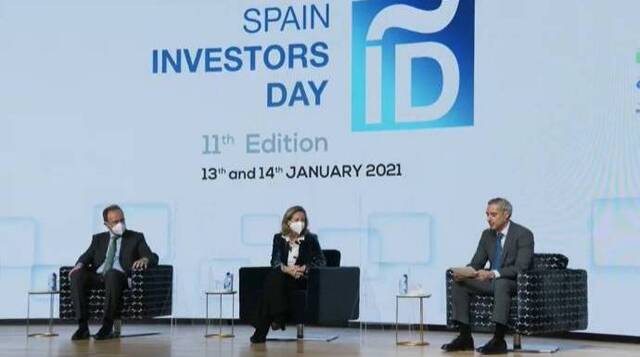 Calviño enseña sus galones frente a Iglesias ante 200 inversores internacionales