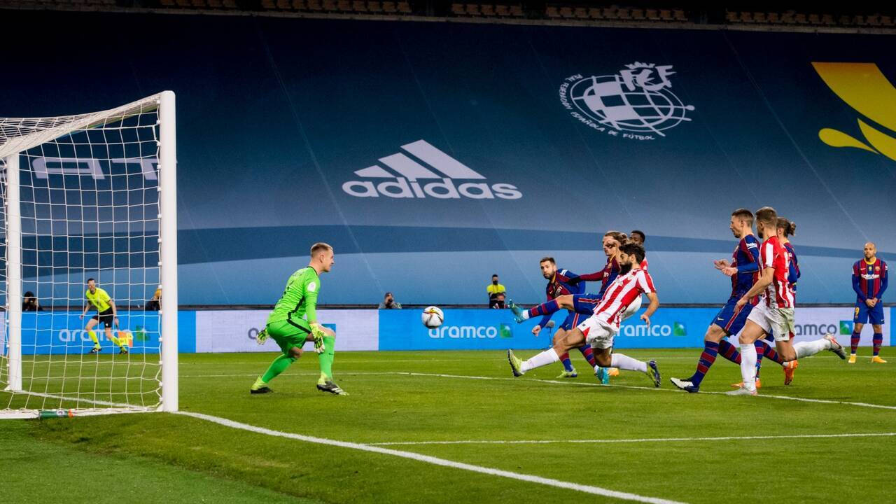 Momento en el que Villalibre marca el segundo gol del Athletic Club de Bilbao. 
