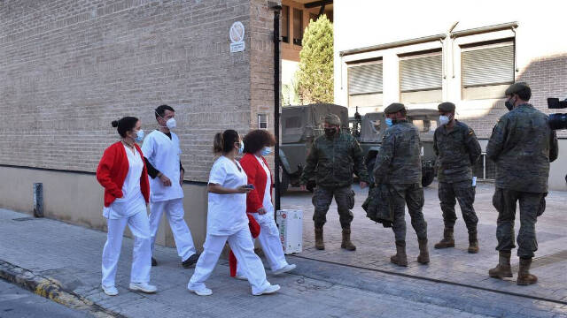 Veinte militares del Ejército de Tierra han desinfectado esta mañana el asilo de San José