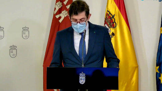 Manuel Villegas anunciando su dimisión. 