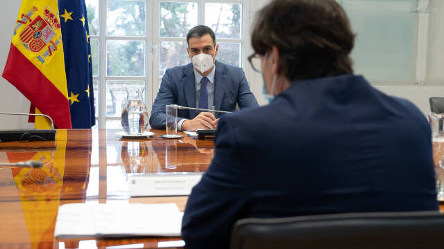 El presidente del Gobierno, Pedro Sánchez, despachando con el ministro de Sanidad, Salvador Illa