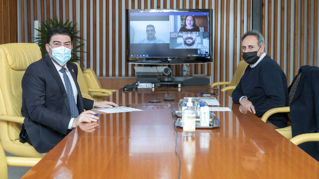 El alclade de Alicante, Luis Barcala, y el concejal de Fiestas, Manolo Jiménez, han mantenido una reunión con los representantes de Federació