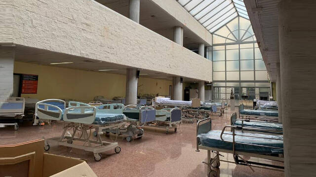 El Hospital de San Juan ha habilitado el hall con camas de repuesto que tenían en el almacén