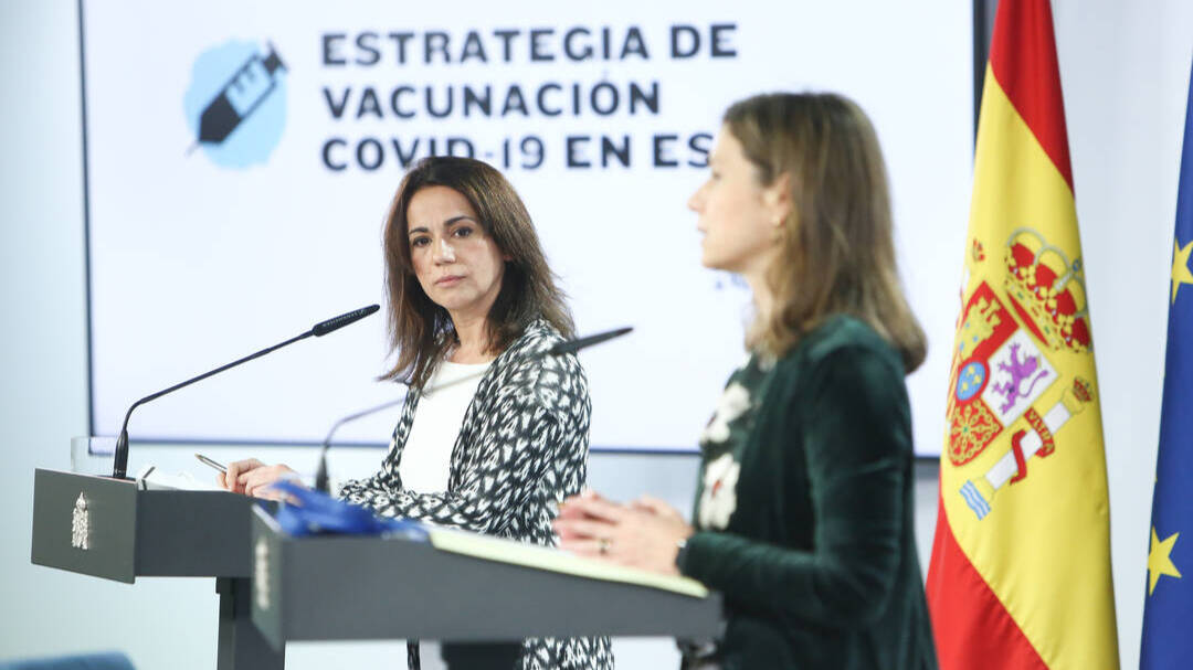 María Jesús Lamas en primer término junto a la La Secretaria de Estado de Sanidad.