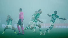El Betis avanza en Copa bajo la niebla y con las lágrimas de Borja Iglesias