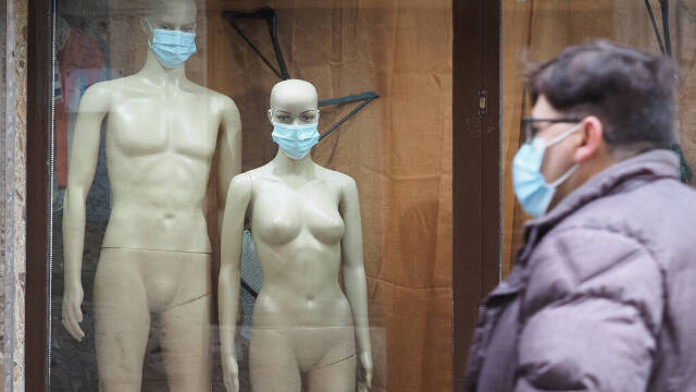 Un pequeño comercio tradicional con el escaparate 'desnudo' / FOTO: Photogenic/Claudia Alba / Europa Press