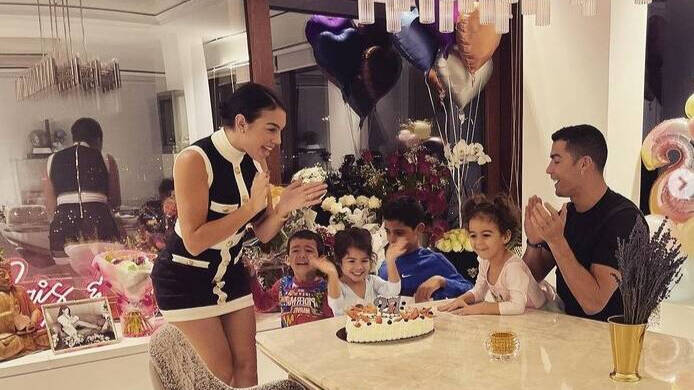 Georgina, Cristiano y sus hijos, celebrando el cumpleaños de la modelo. 