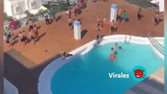Un vídeo viral muestra a inmigrantes en la piscina de un hotel en Canarias