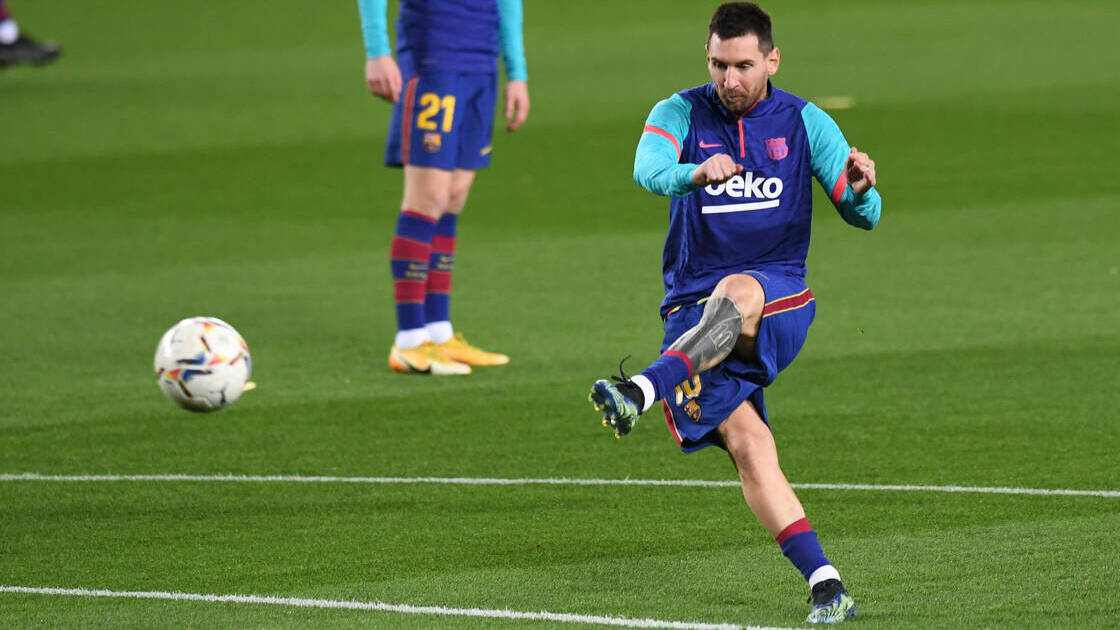 Messi, en el calentamiento previo al Barça-Athletic de ayer. 