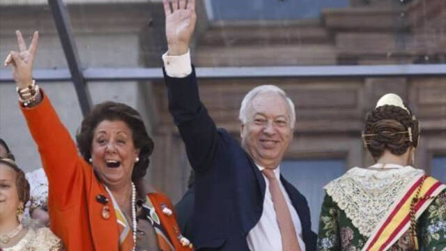 Rita Barberá hace la señal de victoria junto a Margallo