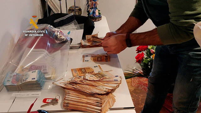 La Guardia Civil se ha incautado de grandes cantidades de dinero en efectivo y joyas