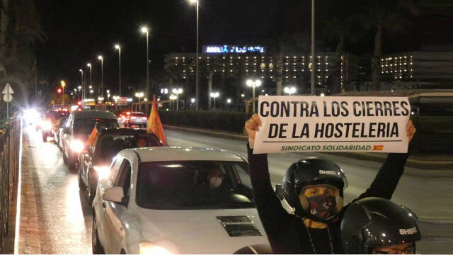 Unos cien coches han recorrido las principales calles del centro de Alicante para reclamar la reapertura de la hostelería