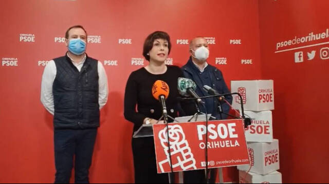 Carolina Gracia, portavoz del PSOE en Orihuela, acompañada por los dos concejales vacunados, Guillermo Cánovas y Luis Quesada