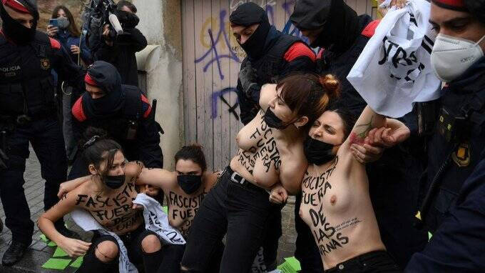 Las activistas de Femen que han intentado reventar la votación de Ignacio Garriga.