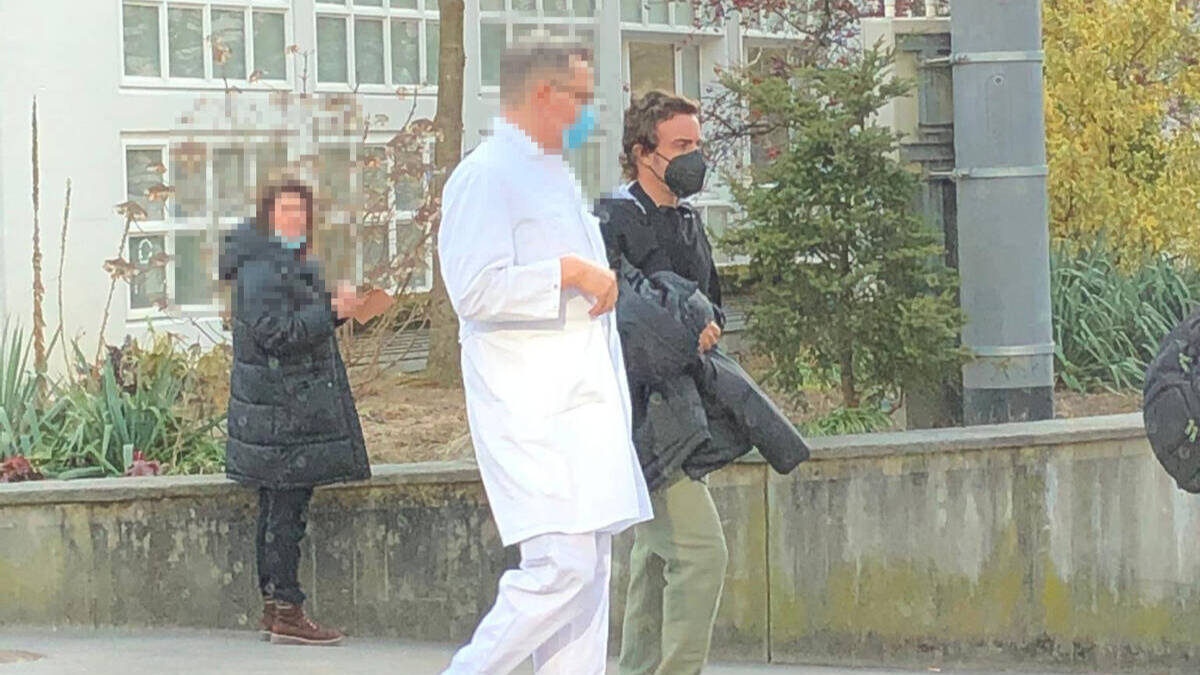 Imagen tomada por Cuatro con Fernando Alonso abandonando el hospital suizo. 