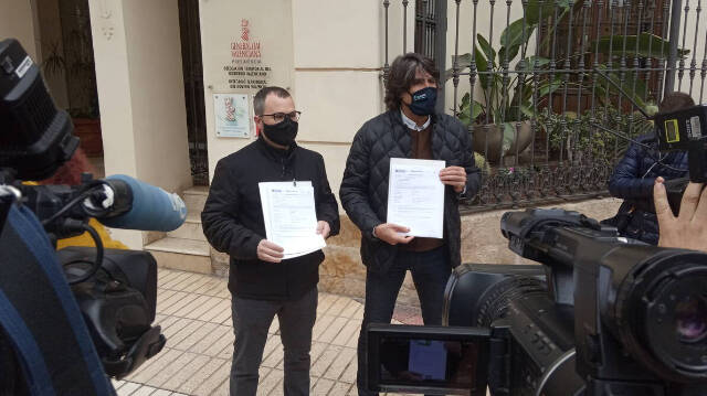 César Anca (ARA) y Javier Galdeano (ALROA) en la puerta de la Casa de Brujas, sede de la Generalitat en Alicante