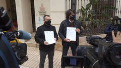 CÃ©sar Anca (ARA) y Javier Galdeano (ALROA) en la puerta de la Casa de Brujas, sede de la Generalitat en Alicante