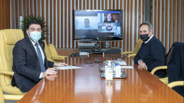 El alcalde de Alicante, Luis Barcala, y el concejal de Fiestas, Manuel Jiménez, en una reciente reunión con el sector de las Hogueras