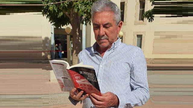 Manuel Avilés con su nueva novela en la puerta de los juzgados de Alicante