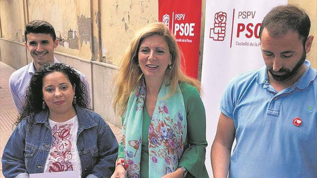 Jorge Ribes con la alcaldesa Amparo Marco y otros jóvenes del PSOE