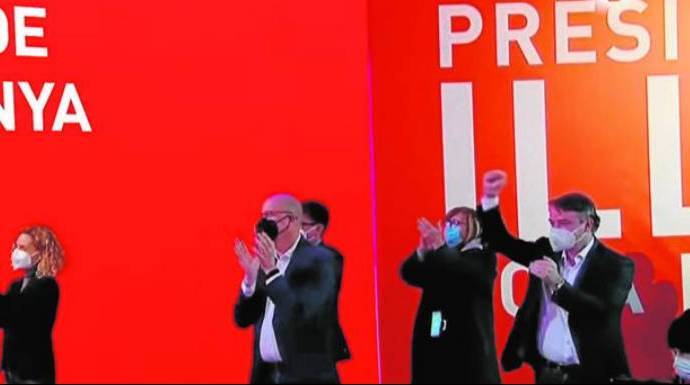 Iván Redondo levanta el puño en la noche electoral en la sede del PSC en Barcelona.