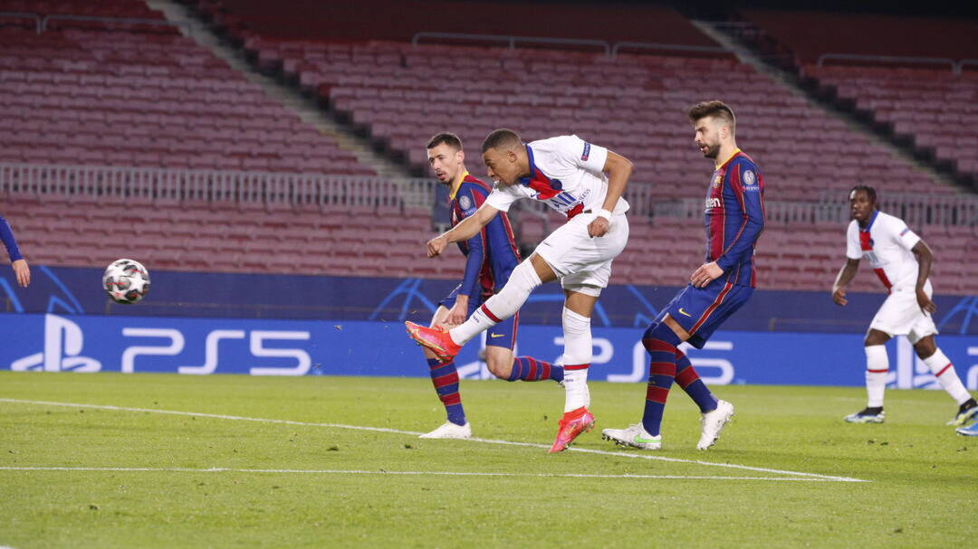 Mbappé, en el momento de marcar su primer gol al Barcelona. 