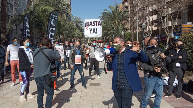 Los hosteleros alicantinos se han concentrado frente a la sede del Consell en Alicante