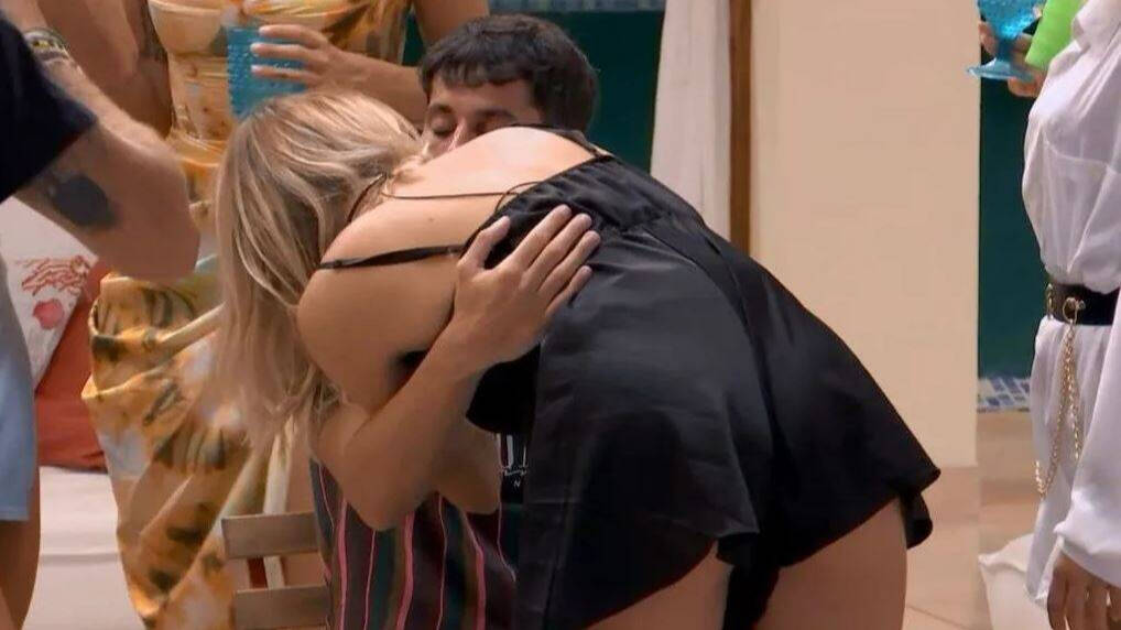 Diego besó a Jennifer... y a Carla también.