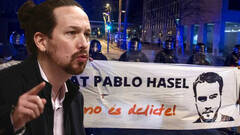 Pablo Iglesias, sobre una pancarta de Pablo Hasel