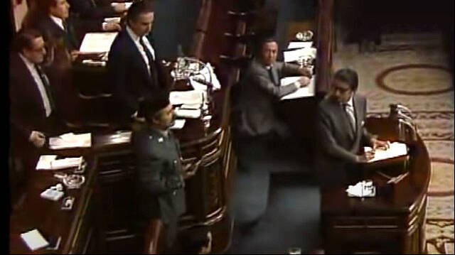 Momento en el que el Teniente Coronel Antonio Tejero se dirigía a los diputados del Congreso el 23 de febrero de 1981