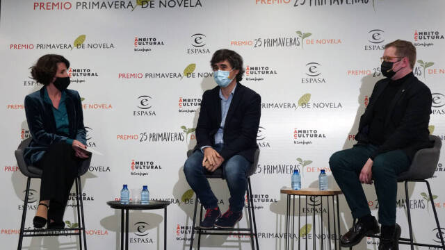 La presentadora del evento junto a Pedro Simón y Dimas Prychyslyy