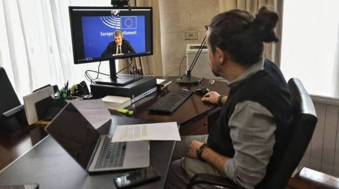 Iglesias, este jueves, en una reunión telemática con el presidente del Parlamento Europeo.