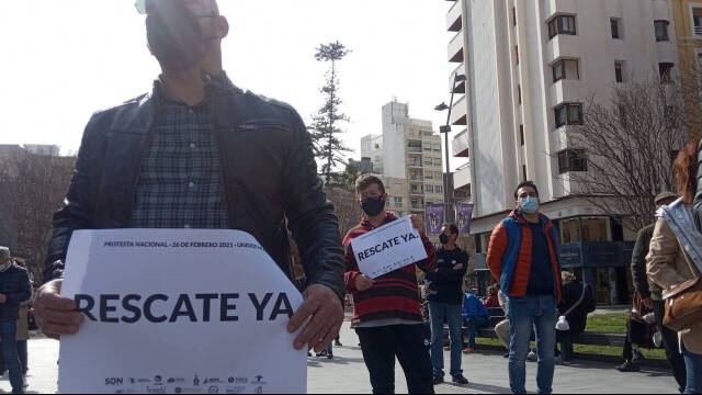 Los empresarios de hostelería y ocio de Alicante han protestado esta mañana frente a la subdelegación del Gobierno