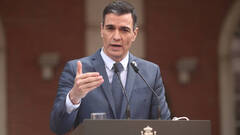 Sánchez deja a su suerte al Rey Emérito pero elogia a los ministros de Podemos