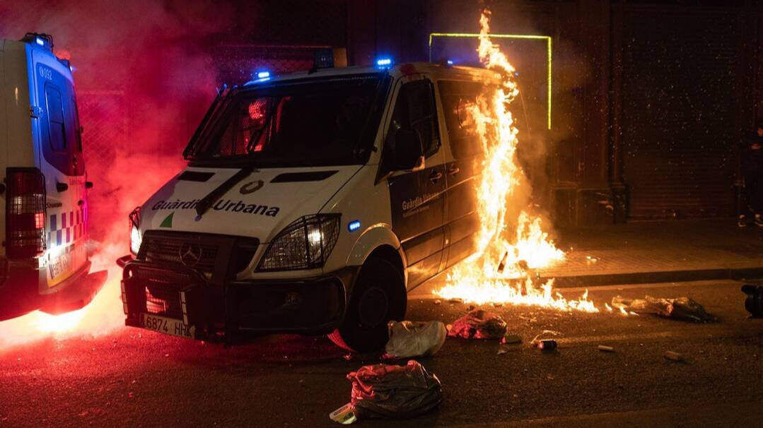 La furgoneta de la Guiardia Urbana incendiada por violentos de la izquierda radical.