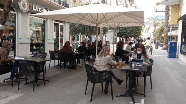Hoy apenas han abierto la mitad de las terrazas de la calle Castaños de Alicante 