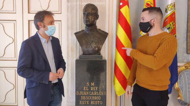 Los concejales de Compromís Natxo Bellido y Rafa Mas junto al busto del rey Emérito Juan Carlos I