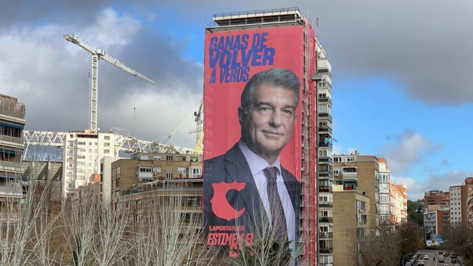 Laporta, en el cartel que puso en diciembre cerca del Bernabéu